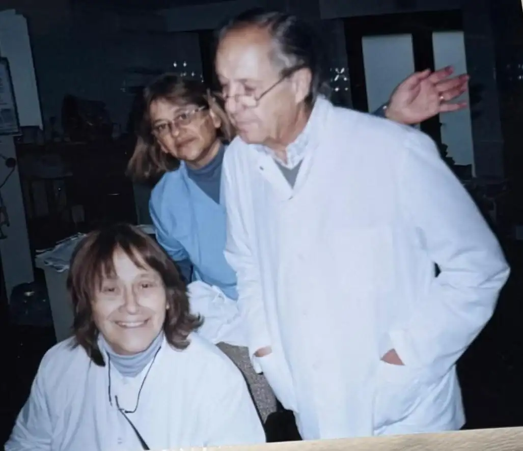 Dr. Hugo Cadirola junto a Teresa y Mercedes Azorín, incondicionales colaboradoras