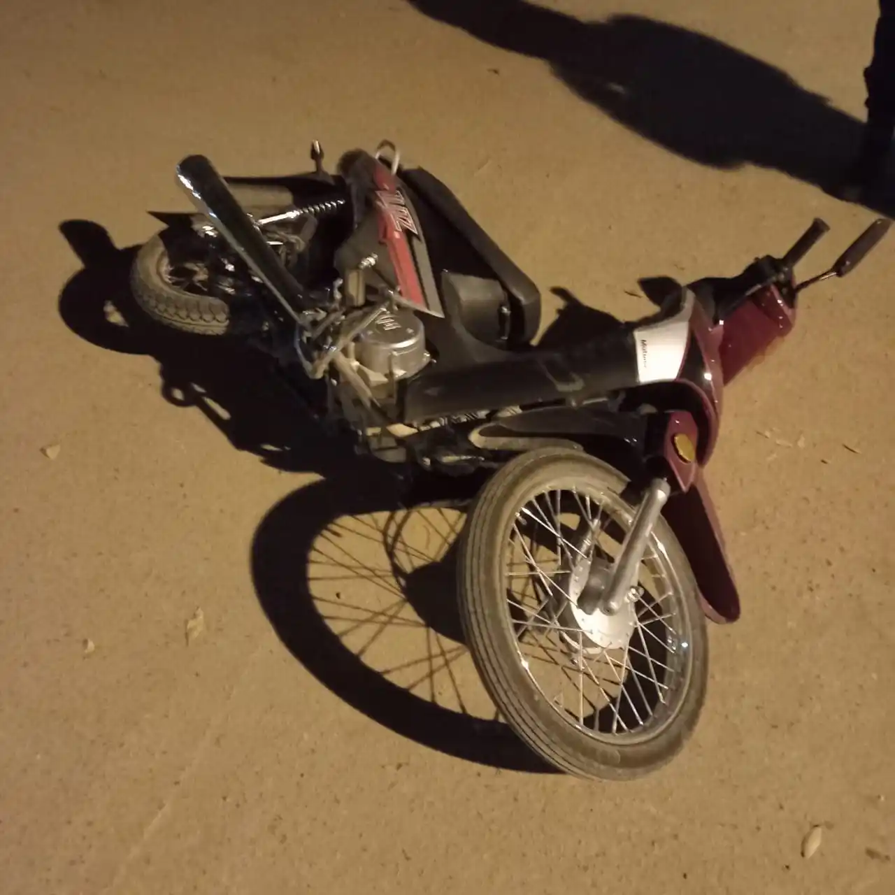 Un delincuente fue descubierto robando una moto pero logró fugarse