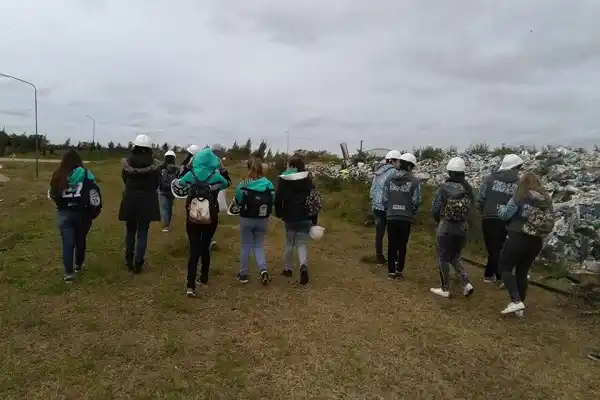 Estudiantes de Héroes de Malvinas y Rosa Regazzi visitaron el Ecoparque 