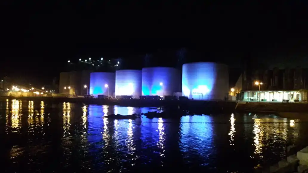 Puerto Quequén se ilumina de Patria