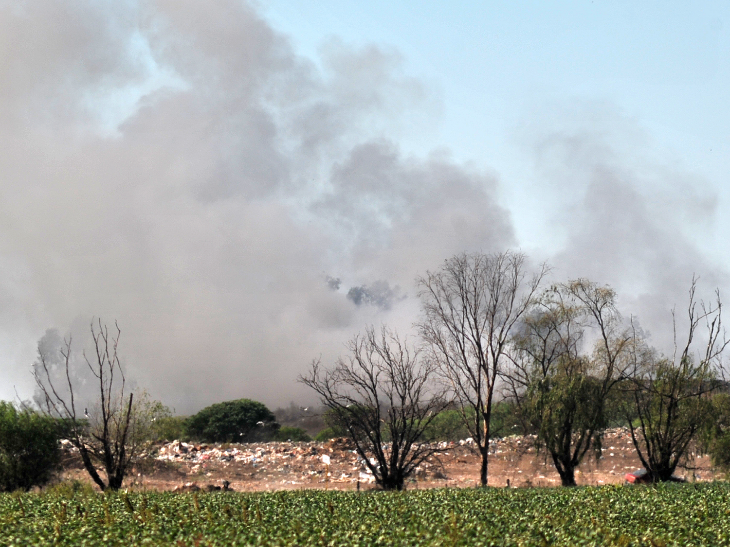 La quema de cables para extraer cobre provocó el incendio en el relleno 