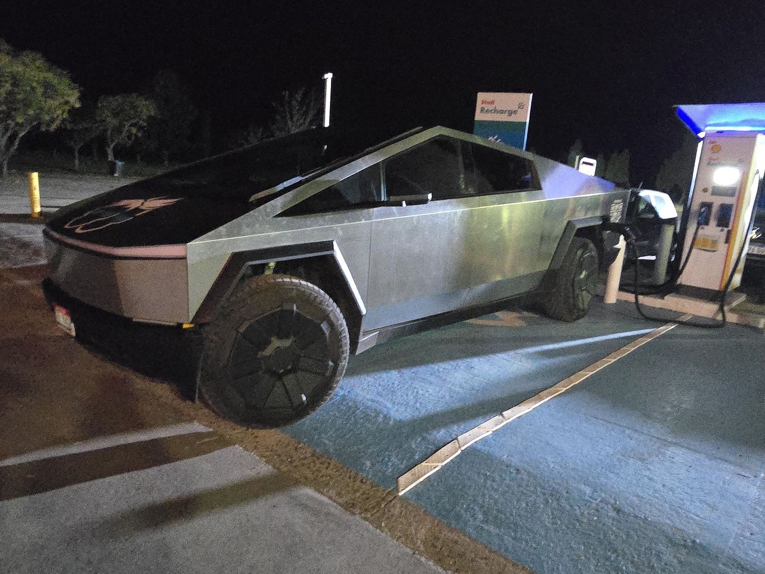 Furor por una Cybertruck que pasó por Río Tala: es conducida por dos influencers que buscan romper un récord Guinness