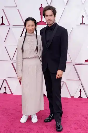 La directora Chloé Zhao llegó en zapatillas a la alfombra roja. Foto AFP
