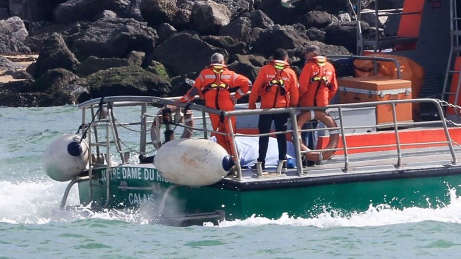 Botes de rescatistas tratan de rescatar personas en el Canal de la Mancha