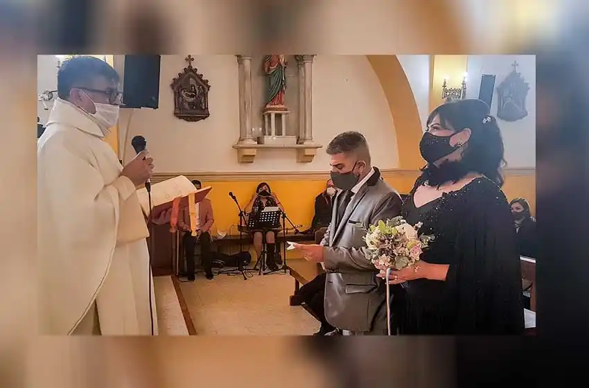 Desde la Iglesia cuestionaron al cura que casó en Ushuaia a una mujer trans