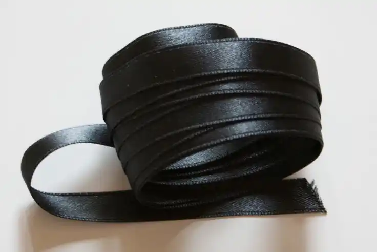 Convocan a colgar cintas negras contra la violencia machista 