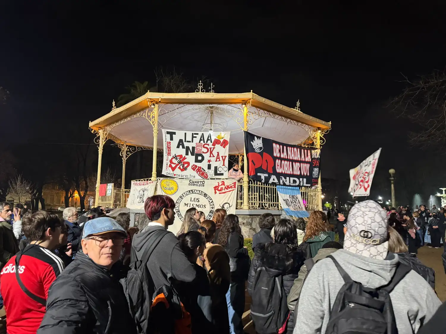 La escena reflejó el fuerte vínculo que existe entre Tandil y el músico, cuya presencia en la ciudad a lo largo de los años generó encuentros multitudinarios y dejó recuerdos imborrables para miles de seguidores