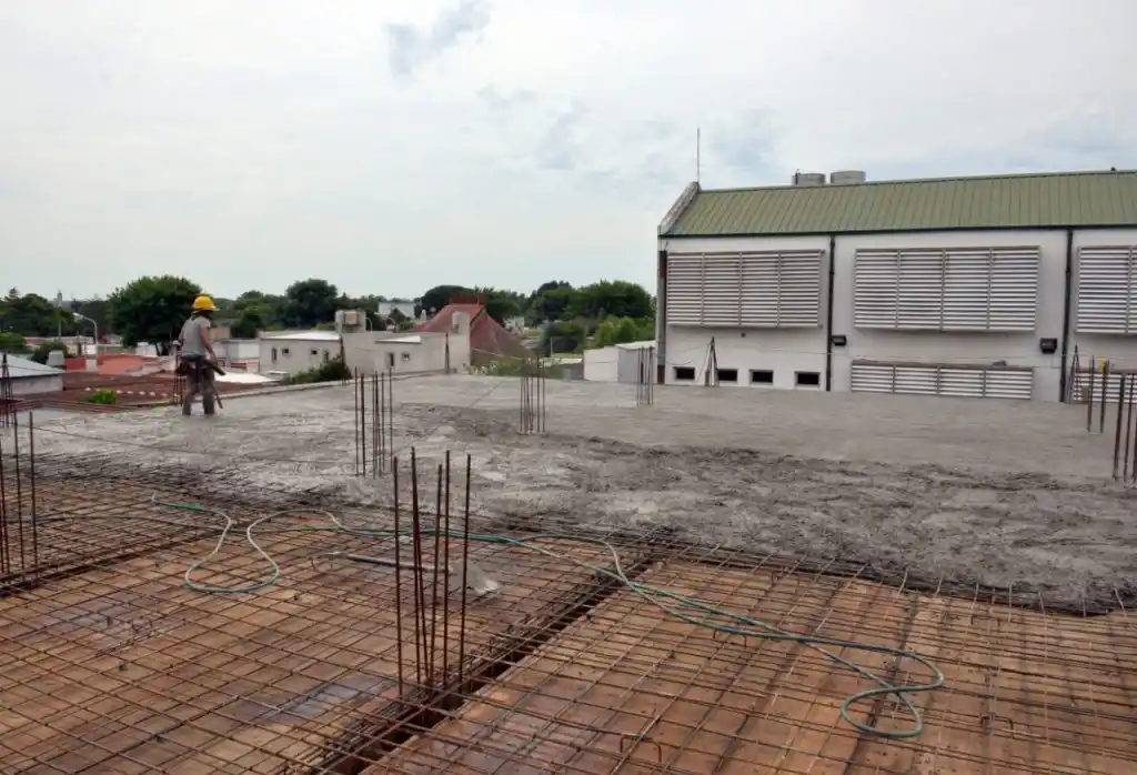Después de años de contar con aulas de chapa, avanzan las obras en la Escuela Secundaria 2