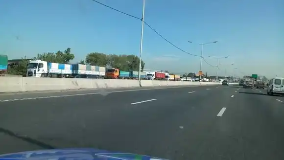 ¿Por qué hay tantos camiones estacionados en Circunvalación de Rosario si no es tiempo de cosecha gruesa?