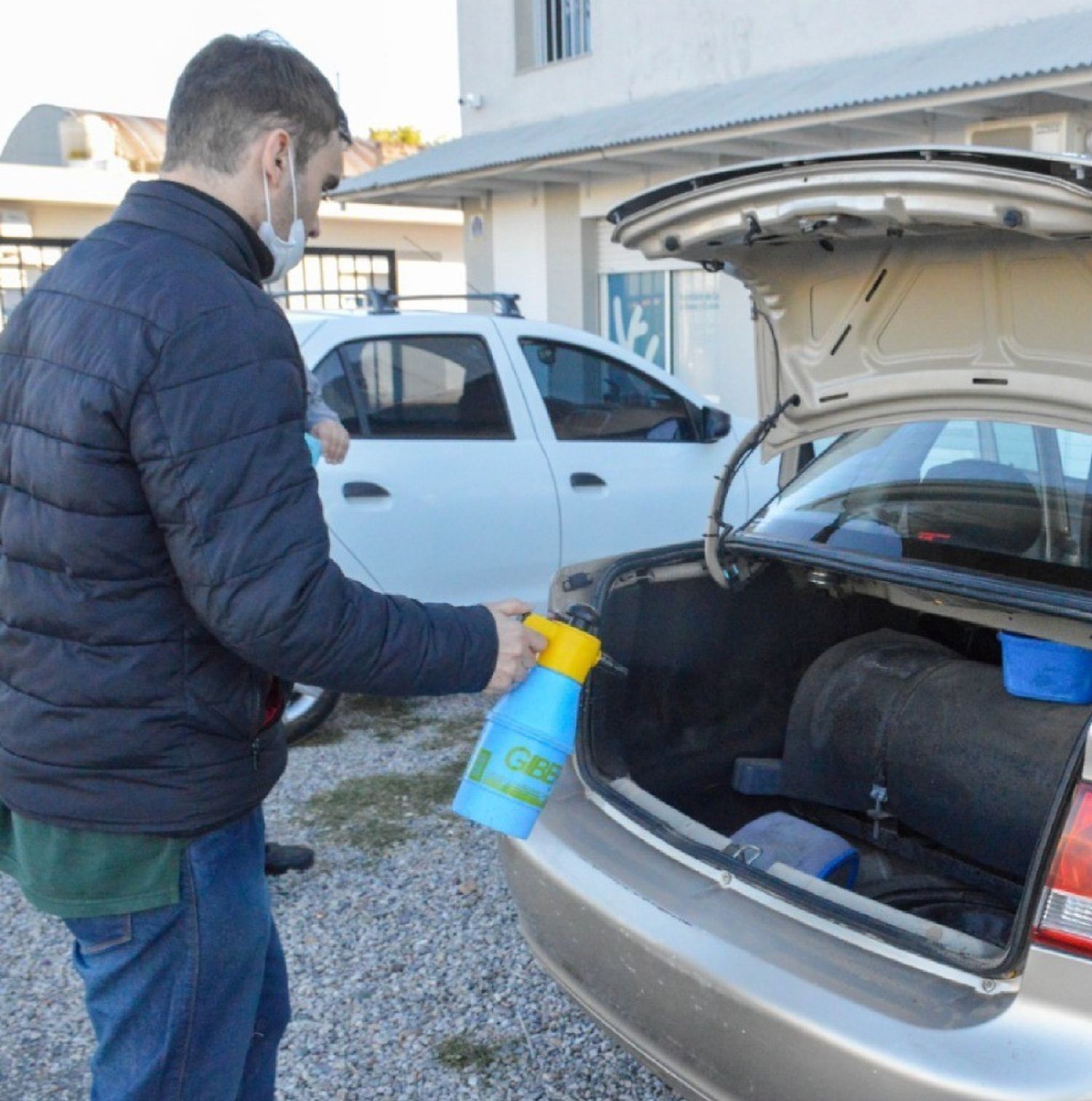 Anuncian desinfección de taxis y remises en octubre