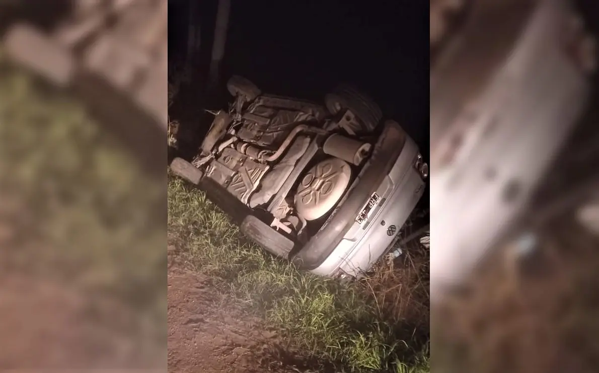 Volcó un automóvil en el camino de Guzzo
