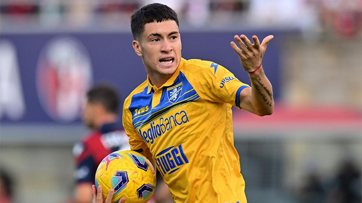 Milan venció a Frosinone, a pesar del gol de penal de Matías Soulé