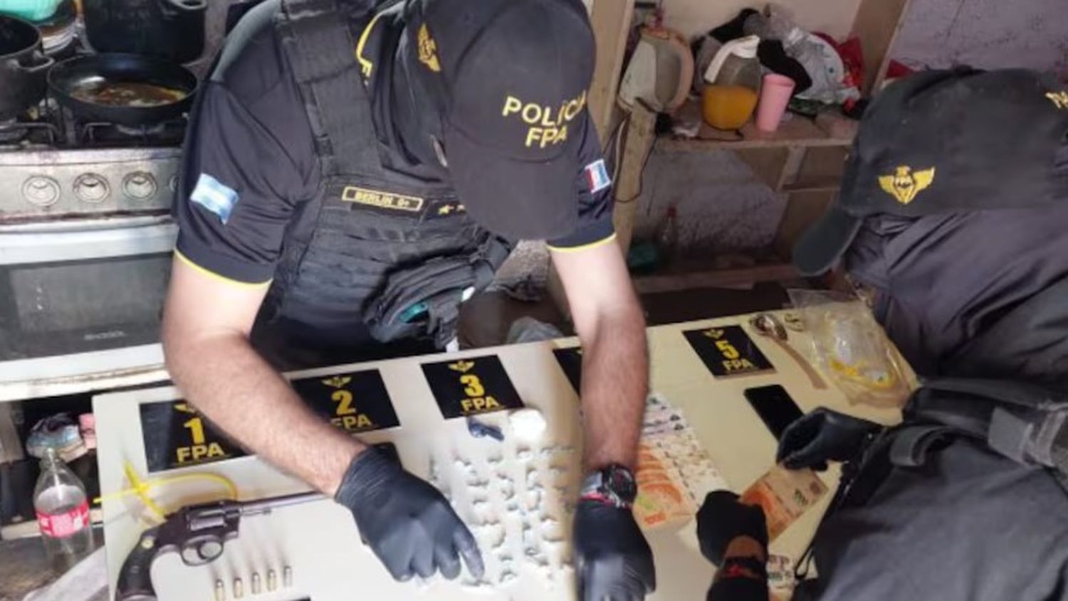 Integrantes de la FPA son investigados por pagar con droga por información.