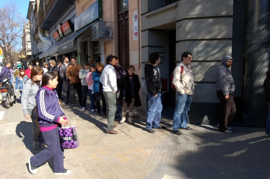 Tras la apertura gradual, la desocupación cayó en el país, pero llega al 15% en el Conurbano