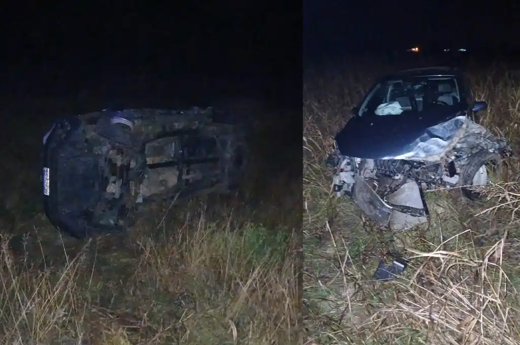 Un patrullero policial chocó contra un auto en Ruta 23 y terminó volcando en la banquina