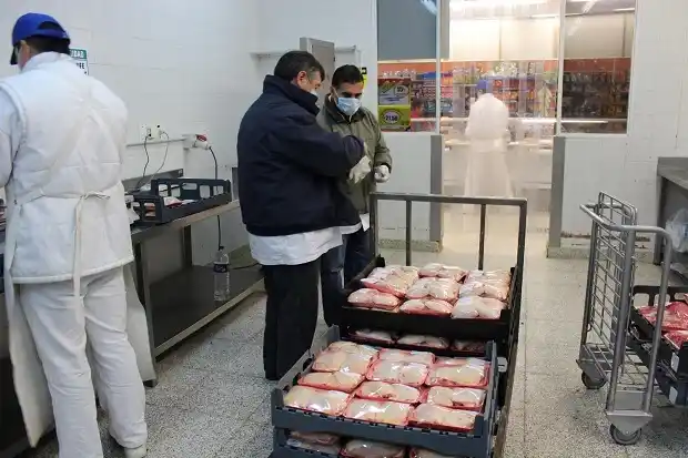 Entregan a instituciones más de 6 mil kilos de carne aviar secuestrada