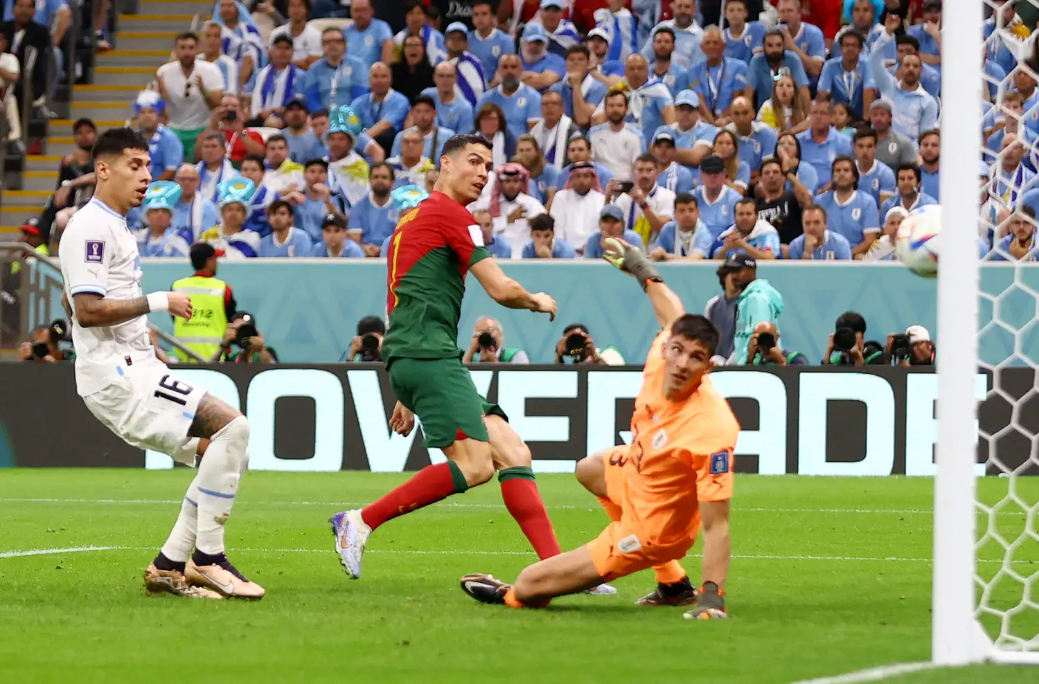 Cristiano Ronaldo palpita el desenlace del remate de Fernandes. Lo sufren Olivera y Rochet.