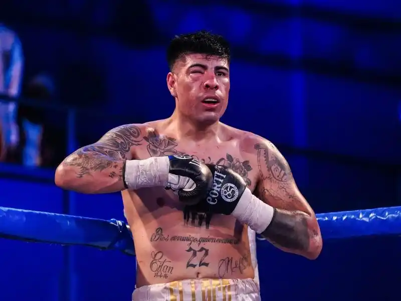 El médico no dejo qu  Omar  "Loco" Díaz  continúe el cambate por una lesión.Foto:Boxeo de Primera