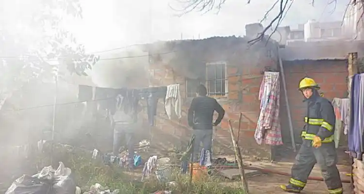 Continúa internada la mujer que se encerró en su domicilio y lo incendió