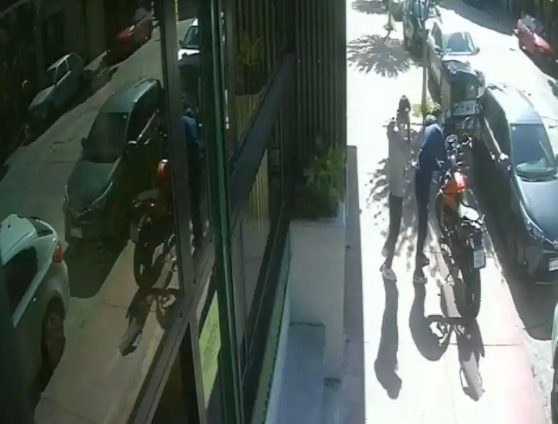 Pasaban por ahí y se "llevaron" una moto.
