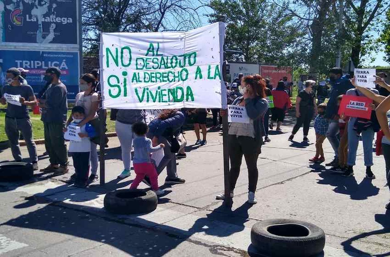 Nutrida manifestación de vecinos de barrio Magaldi para evitar desalojo