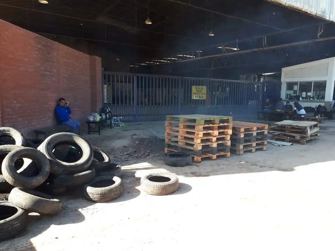 Continúa el paro de trabajadores en Celupaper: “Sigue todo igual”