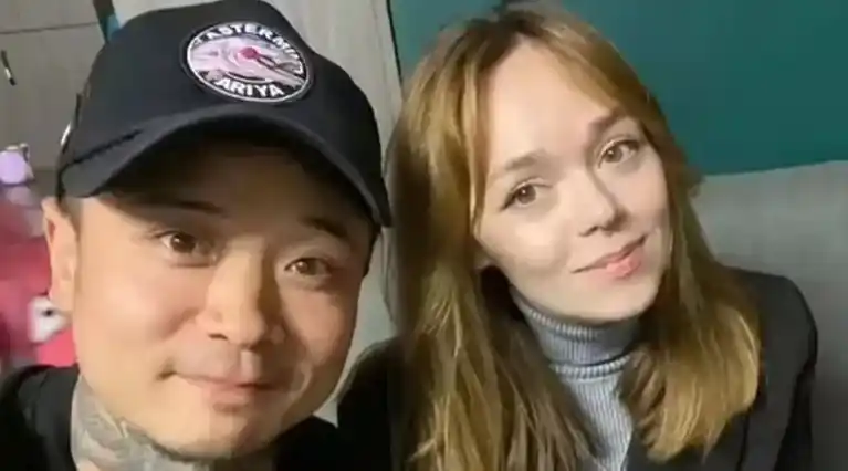 Russian Nana junto a su novio, Wang Tao.