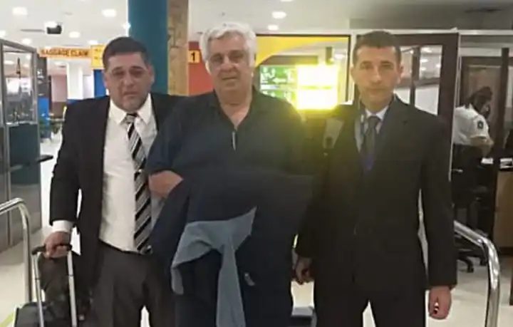 Samid llegó al país en un vuelo comercial, custodiado por la Federal
