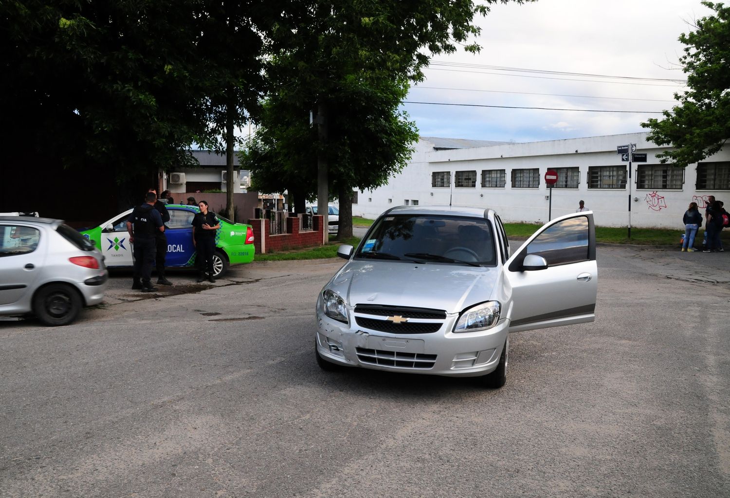 Motociclista sin casco y en contramano chocó a un auto y terminó hospitalizado