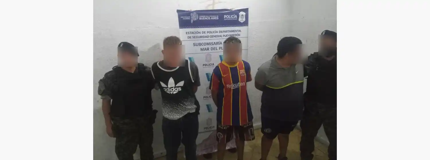 Con facas, se pelearon con un cantante de la Rambla y destrozaron locales