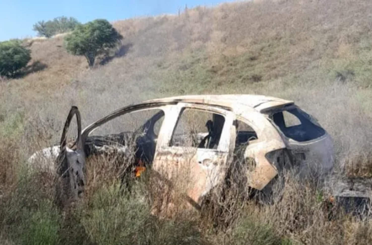 Hallaron un auto prendido fuego que fue utilizado para balaceras en Rosario