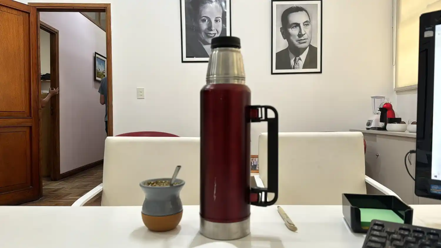 El mate junto a las fotos de Perón y Evita