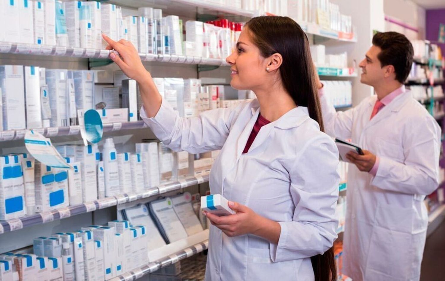 Entre los requisitos, se pide ser mayor de 18 años y tener interés en el ámbito farmacéutico.