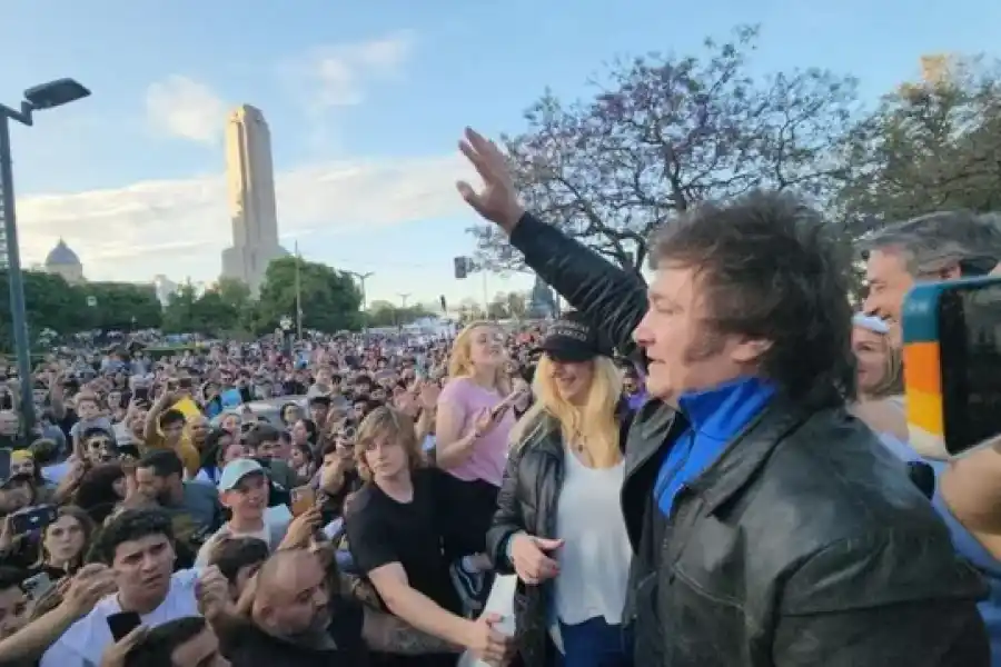 Milei encabeza un acto en Rosario para homenajear a Belgrano y luego viaja a España