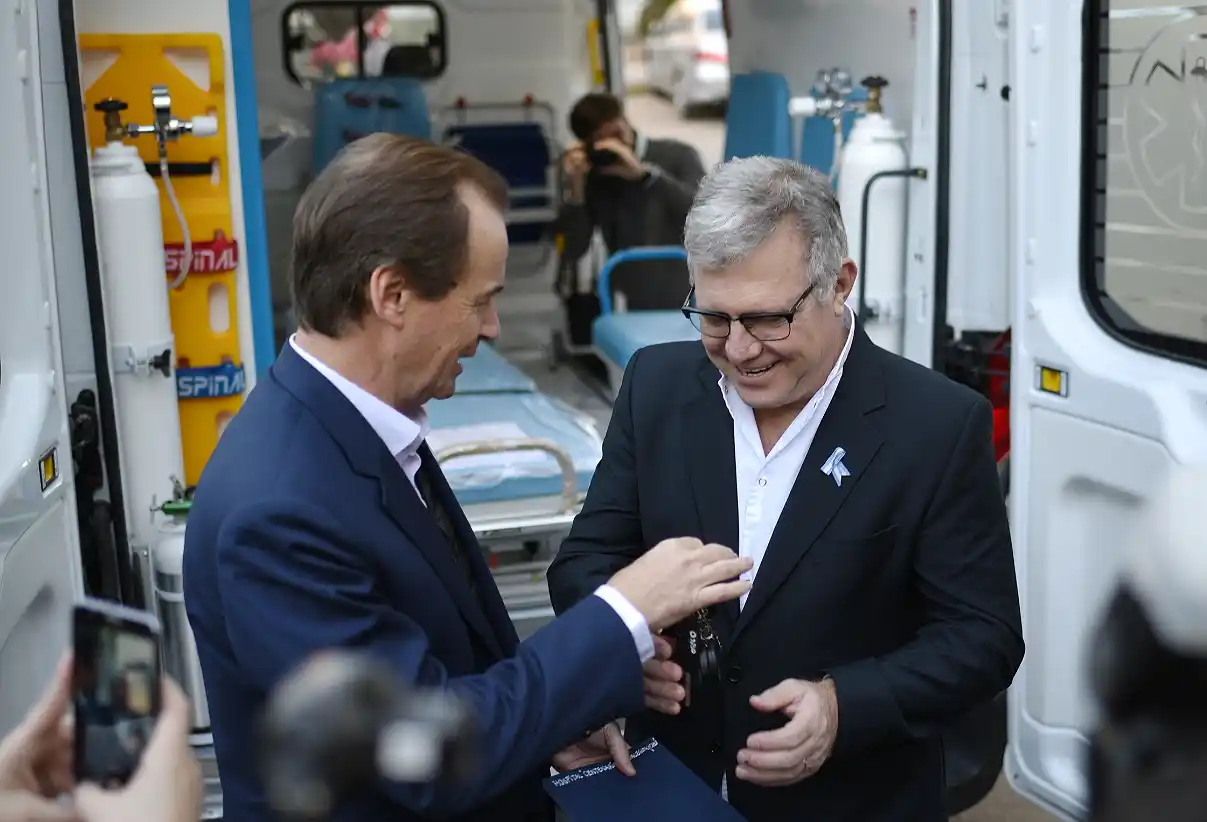 Bordet, Piaggio y el PJ entrerriano en la entrega de la nueva ambulancia para el Hospital