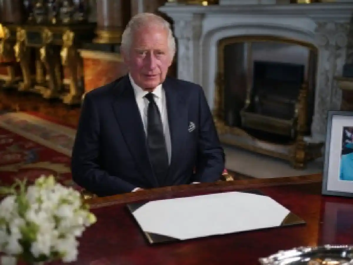 En su primer discurso, Carlos III se comprometió a servir "toda la vida" a los británicos