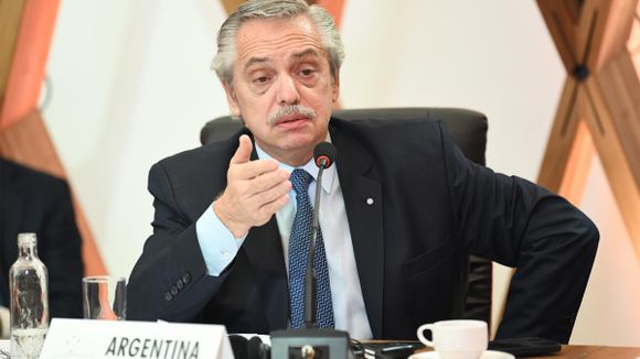 Imputaron a Alberto Fernández por posibles irregularidades  en la contratación de seguros