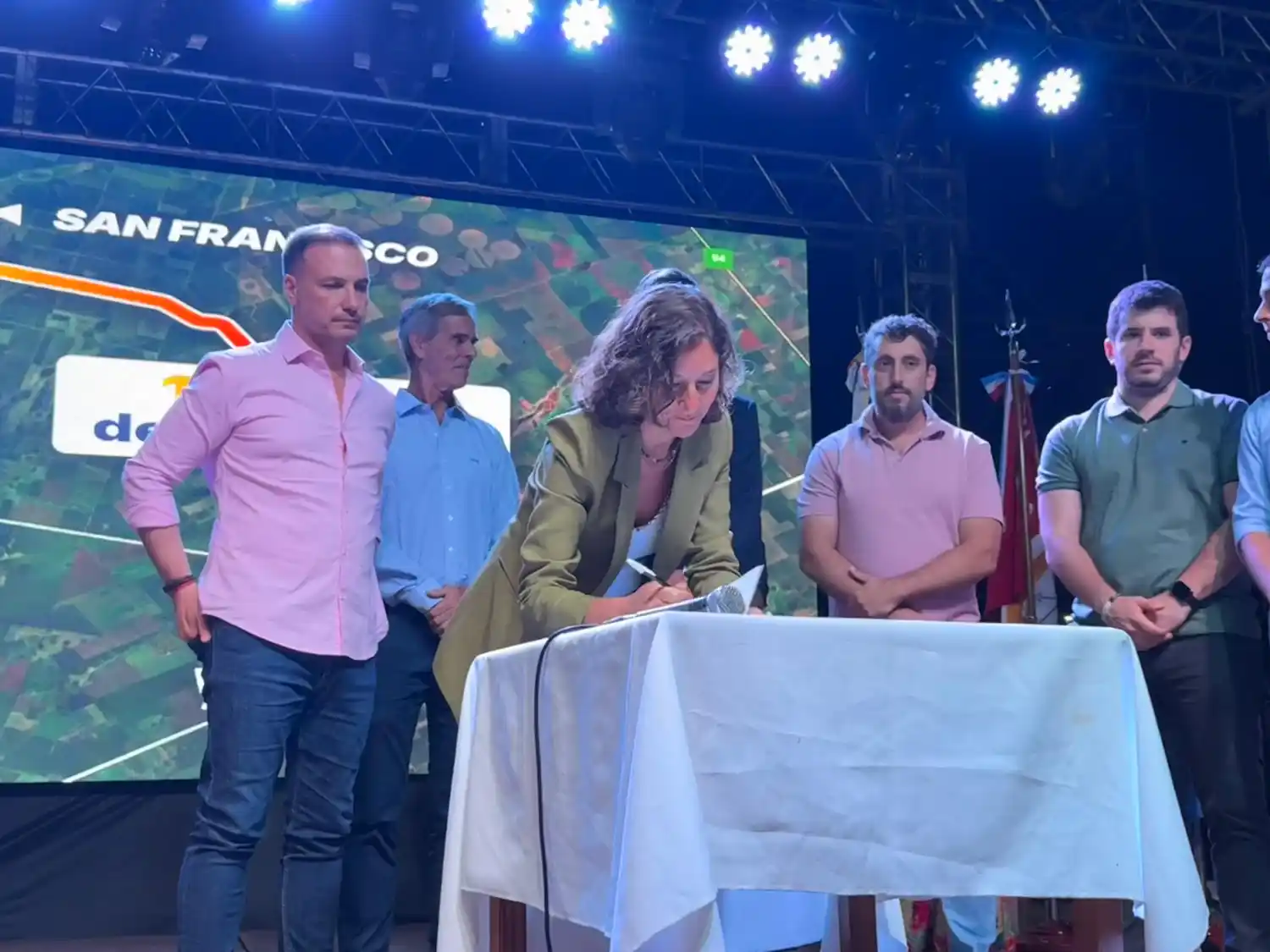 La senadora firmando el acta de inicio de obra.