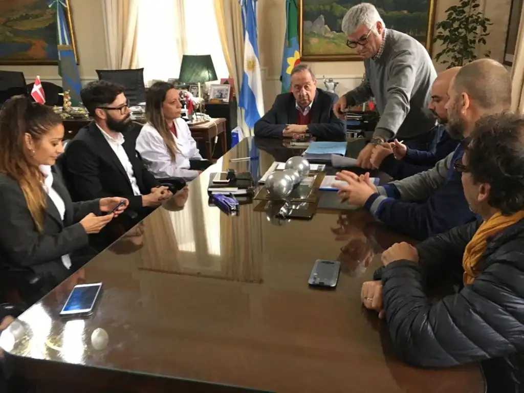 Se firmó el contrato y se inician las  obras de refacción de la escuela de Cerro Leones