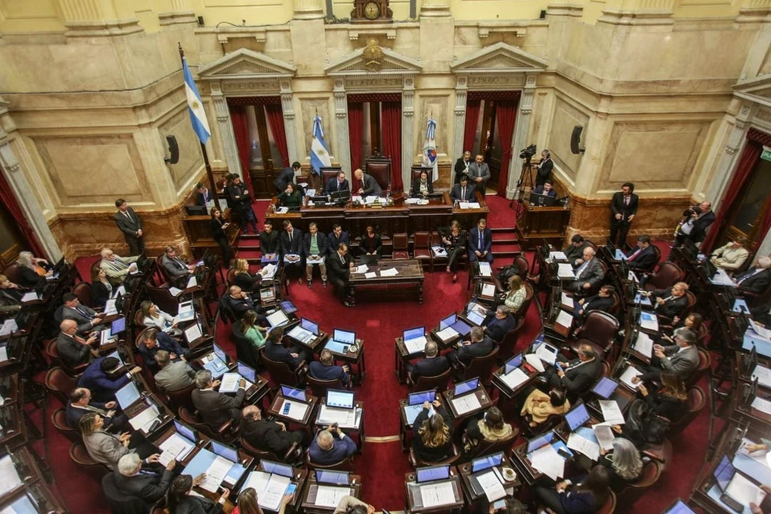 El Senado aprobó los pliegos militares y declaró como duelo nacional al 18 de julio