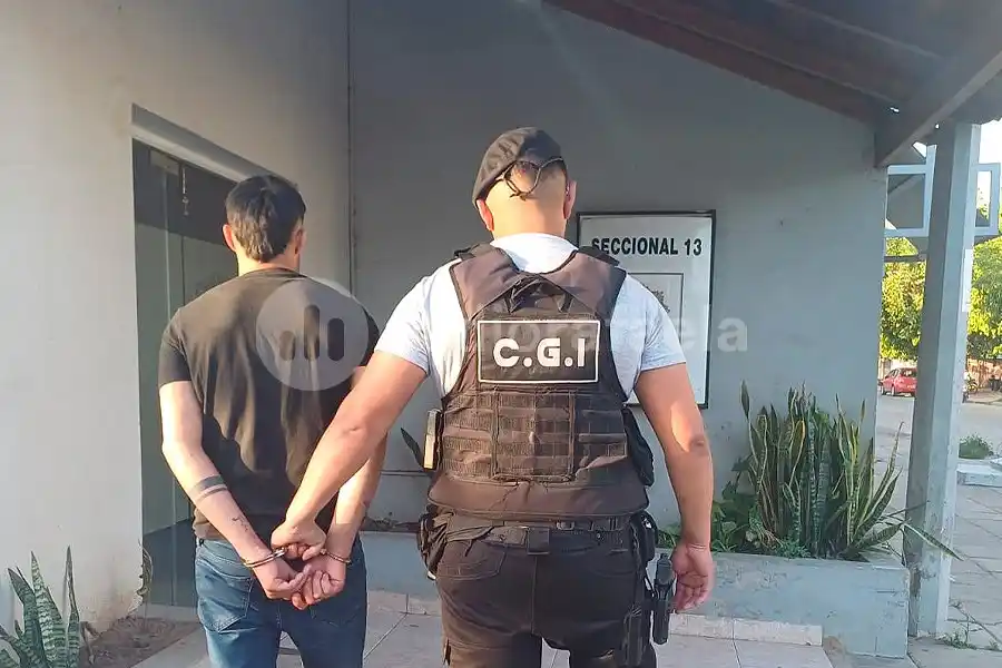 Caminaban con actitud sospechosa, los identificaron y uno tenía pedido de detención