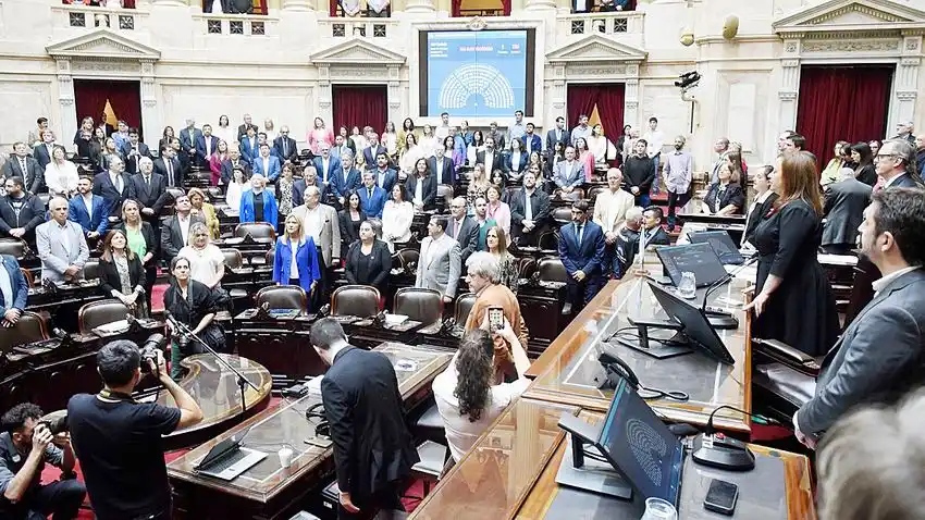 Entre gritos e insultos, JxC se retiró del recinto y se 
levantó la sesión para crear nuevas universidades