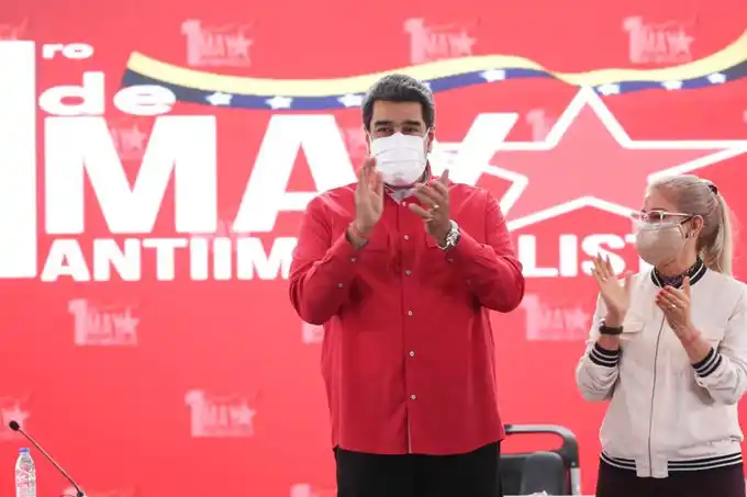 Maduro aprueba pagar prestaciones sociales en Petro