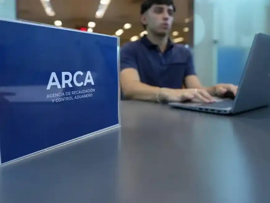 La recaudación baja, pero también el gasto.