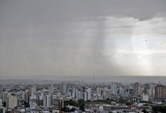 Calles anegadas, problemas de tránsito y una familia que requirió ayuda de Defensa Civil