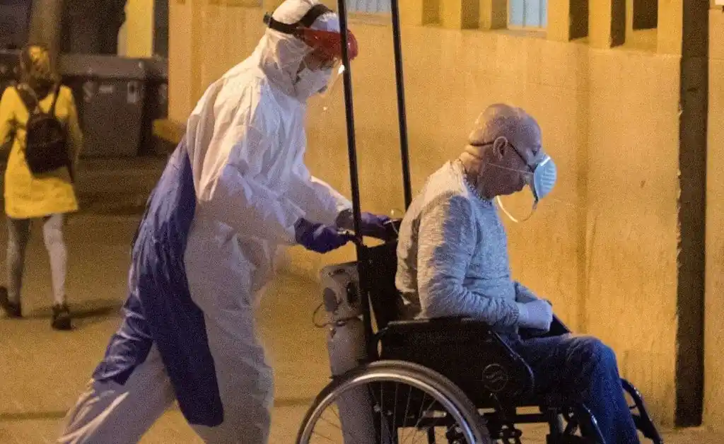 Más de la mitad de los españoles con covid-19 desarrollaron problemas neurológicos