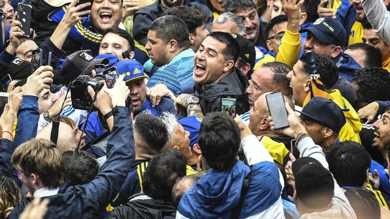 Con la gente. Riquelme volvió a tener un ingreso triunfal a la carpa para votar como en 2019.