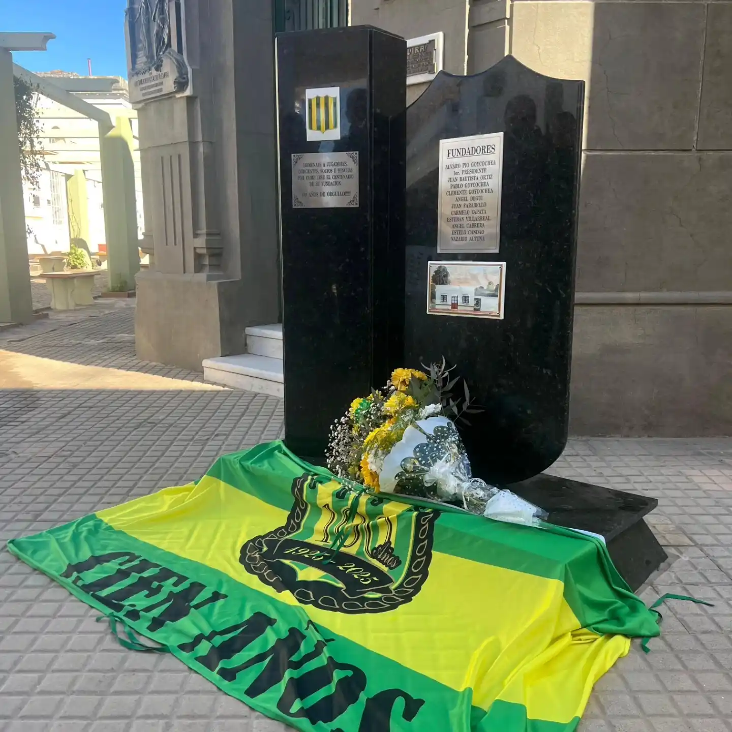 En un acto emotivo en el cementerio, dieron a conocer un monolito en homenaje a sus fundadores.