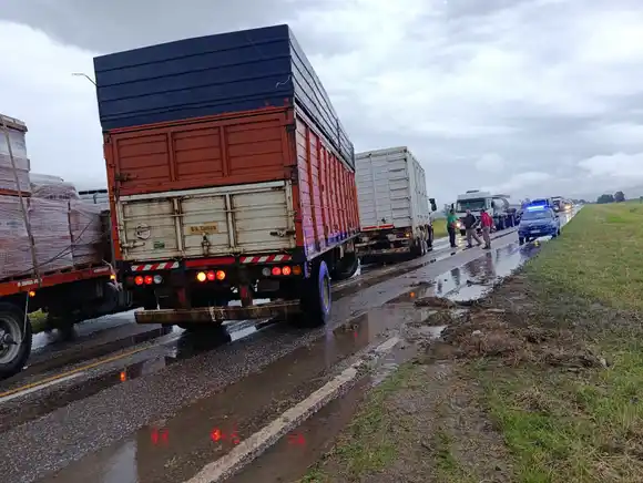 Un camión volcó su acoplado por el viento en la Ruta Provincial 23S