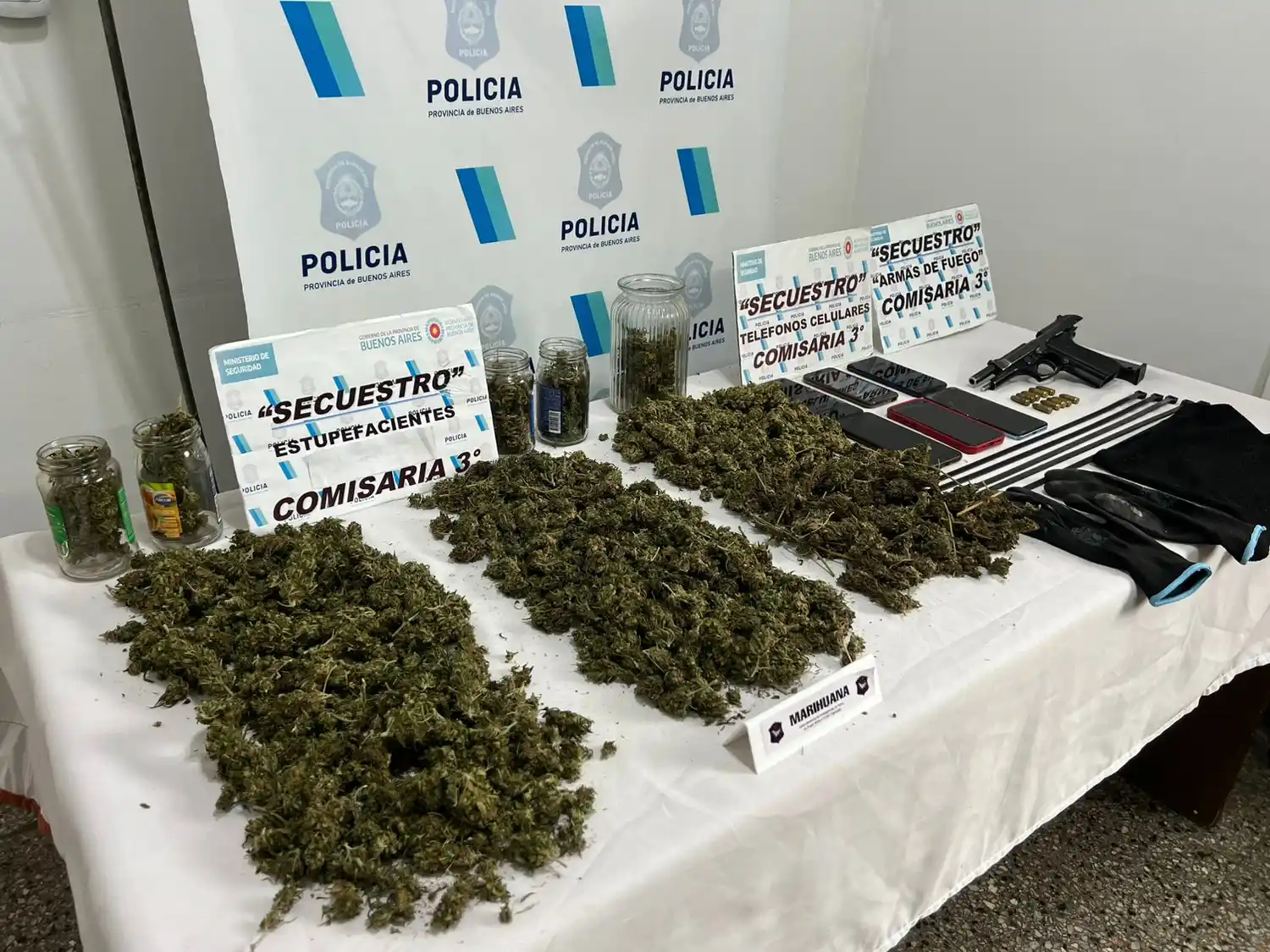 Secuestros de droga, armas, celulares y demás elementos en los allanamientos policiales